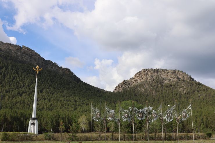阿布賚汗林間空地的紀念碑與紀念肖像。