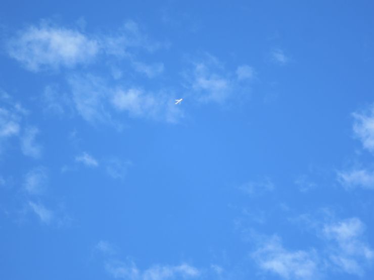 藍藍的天，高空上的飛機