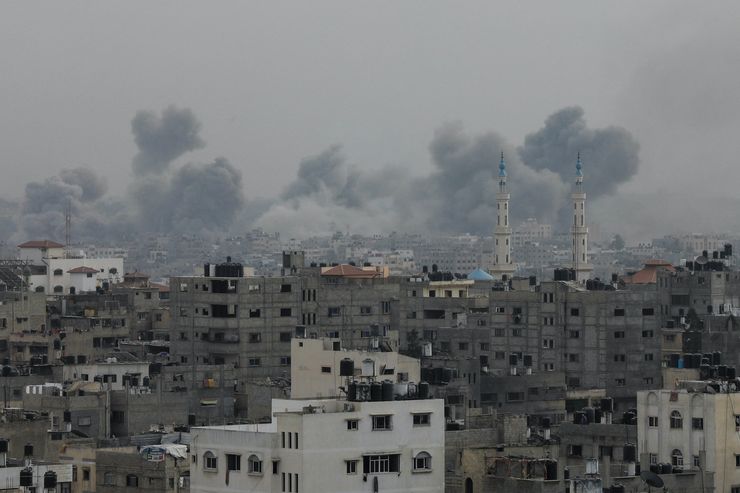 2023年10月29日，以巴衝突持續，加沙城不斷冒出滾滾濃煙。（Reuters）