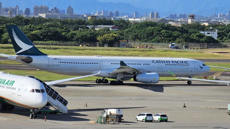 這是國泰航空的A330型客機!正執行台北飛香港的CX407班機任務準備起飛!