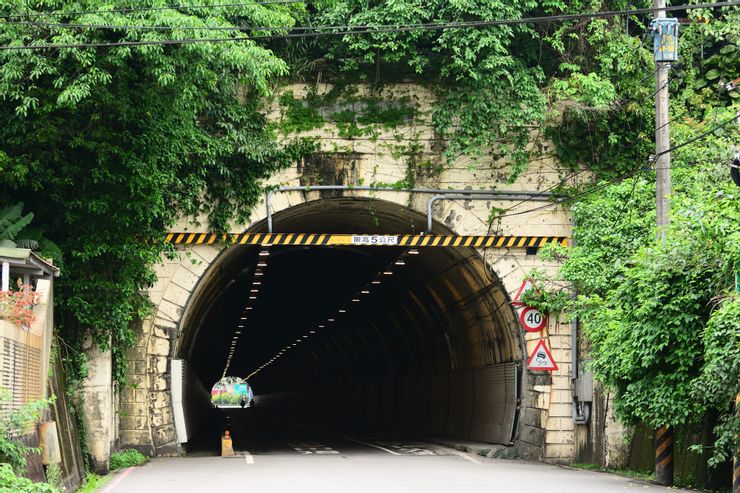 現今位於基隆港西岸的復興隧道乍看之下沒什麼特別，但卻曾是臺灣非常罕見的鐵公路共用隧道