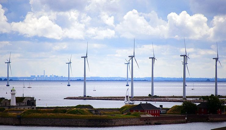 丹麥哥本哈根市區外海的離岸風場。(wikimedia commons CC BY 2.0)