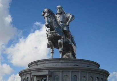 成吉思汗統一蒙古族, 為日後元朝統一莫立基礎。圖為位於蒙古國，紀念蒙古建八百年的成吉思汗雕像。(網絡圖片)