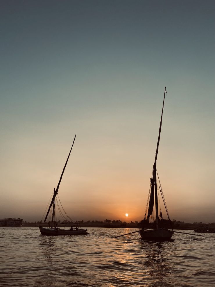 在尼羅河搭三桅風帆看日落