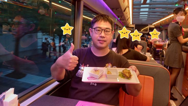 這是2022年9月我和老爸去搭臺北市雙層餐車的照片!我手上拿的是W HOTEL的飯店美饌!