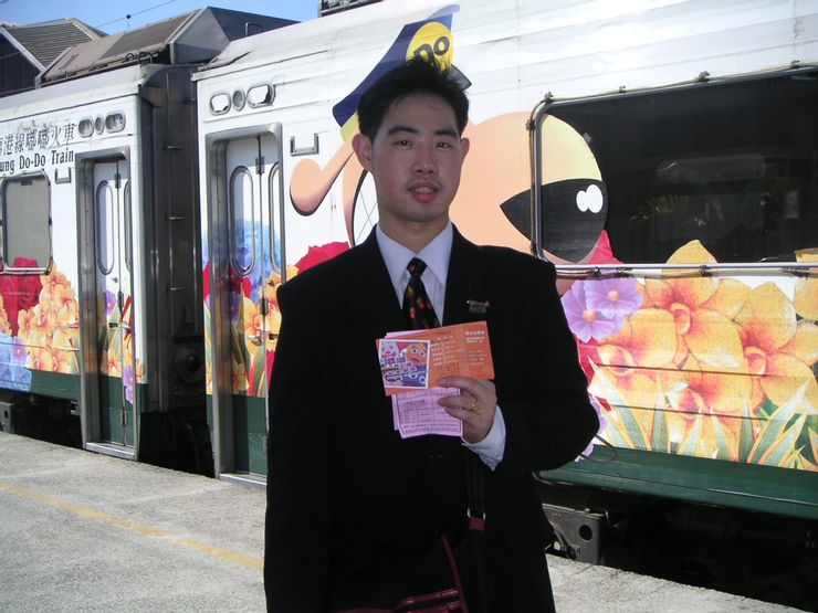 這是2006年2月跑去搭高雄臨港線嘟嘟火車的我!