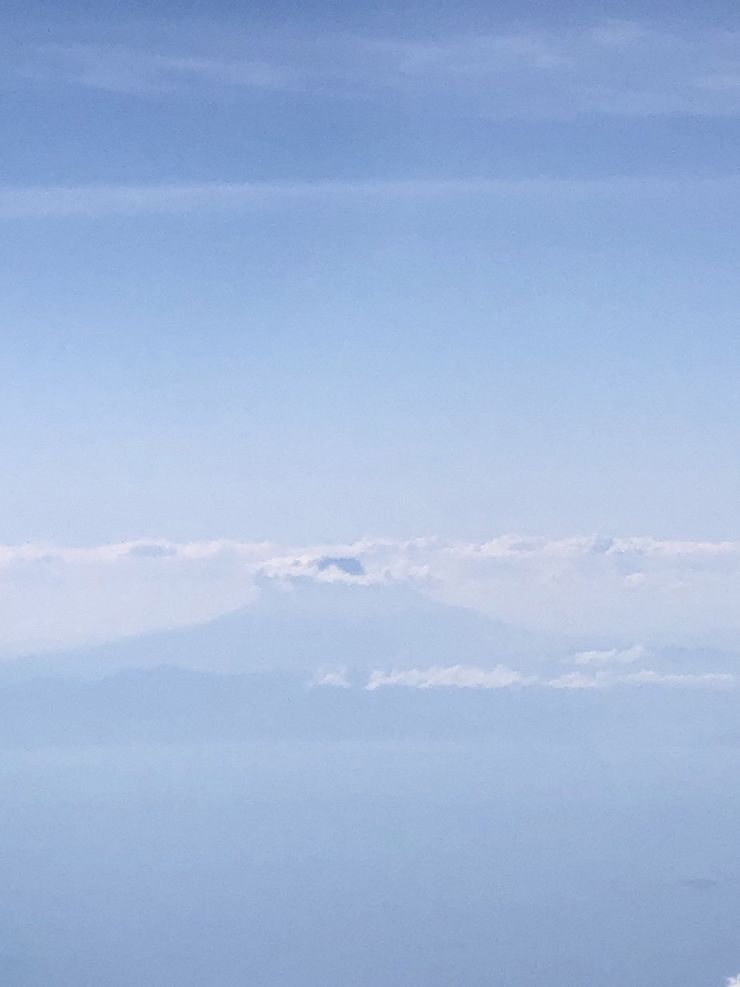 去程在機上向下拍的富士山頭(by 阿和)