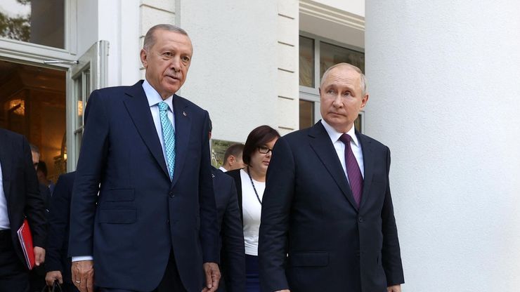俄羅斯總統普京（Vladimir Putin）和土耳其總統埃爾多安（Tayyip Erdogan）2023年9月4日在俄羅斯索契舉行會談後離開。（Reuters）