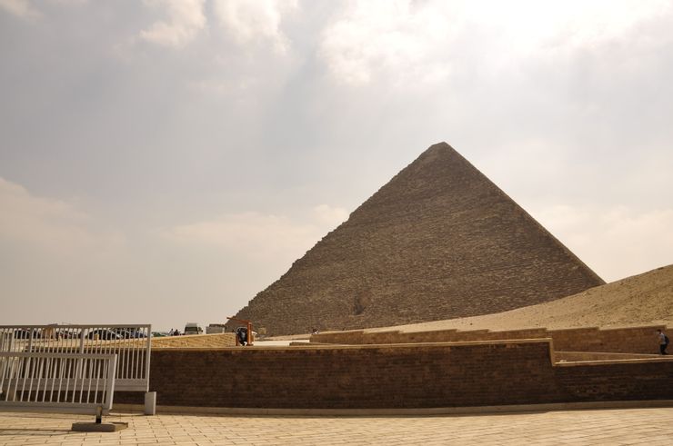 前往金字塔的路上看到了金字塔本塔