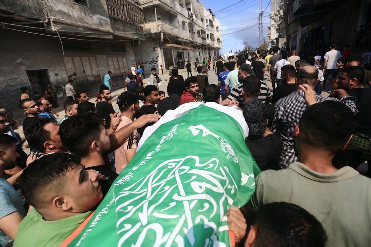 10月7日，加沙民眾為陣亡哈馬斯武裝份子舉行喪禮。（Reuters）