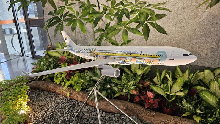 這是擺在松山機場大廳的飛機模型!