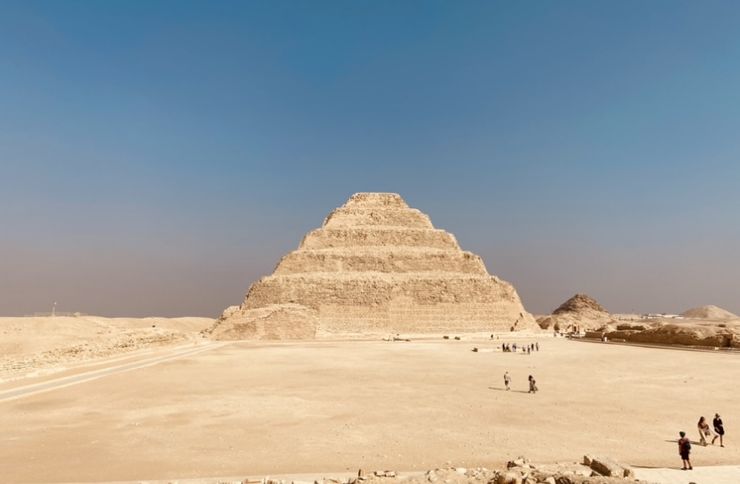 左塞爾金字塔，又名階梯金字塔，是史上第一座金字塔，由印和闐設計的