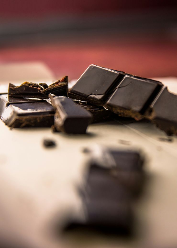 黑巧克力富含抗氧化物，適量食用有調節血壓、提振情緒的功效，被許多人視為健康的甜點選項。