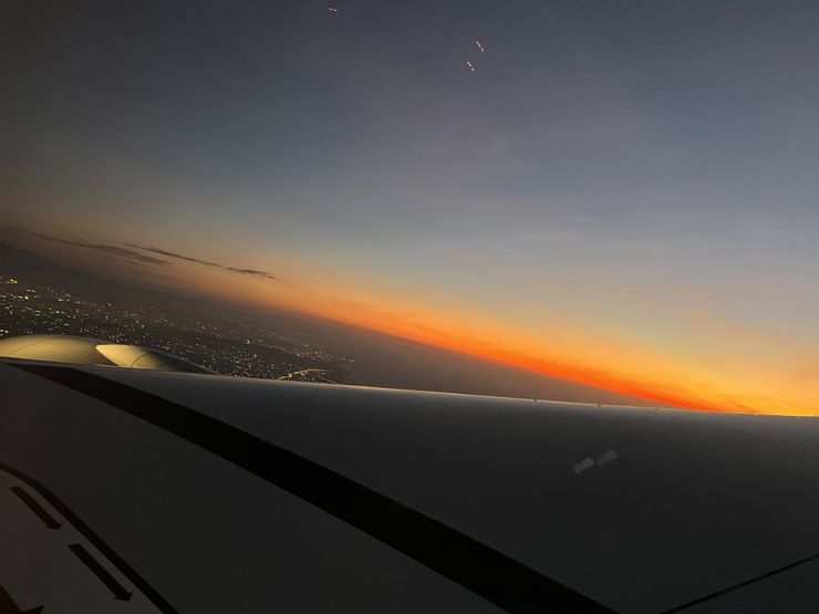 上飛機前是黑夜，在飛機經過兩段刺眼的白天，才終於看到夕陽，我要回家了。