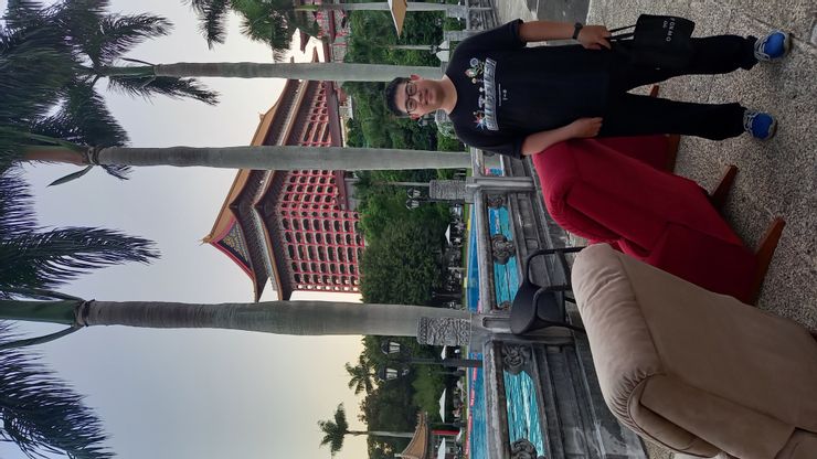 我身後是圓山大飯店的奧林匹克標準游泳池!