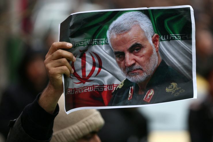 圖為2020年1月4日，伊朗民眾展示伊斯蘭革命衛隊最高指揮官蘇萊曼尼（Qassem Soleimani）遺照。（Reuters）