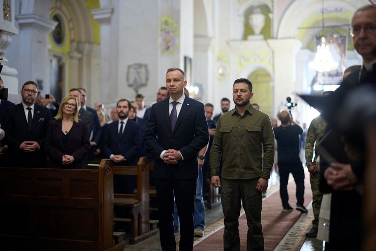 波蘭總統杜達7月9日到訪烏克蘭盧茨克，與烏克蘭總統澤連斯基在聖彼得和保羅大教堂悼念二戰受害者。（Reuters）