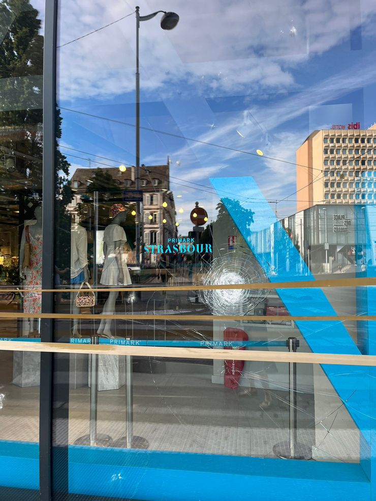 英國服飾品牌Primark的分店櫥窗的玻璃，在暴亂中遭砸破。