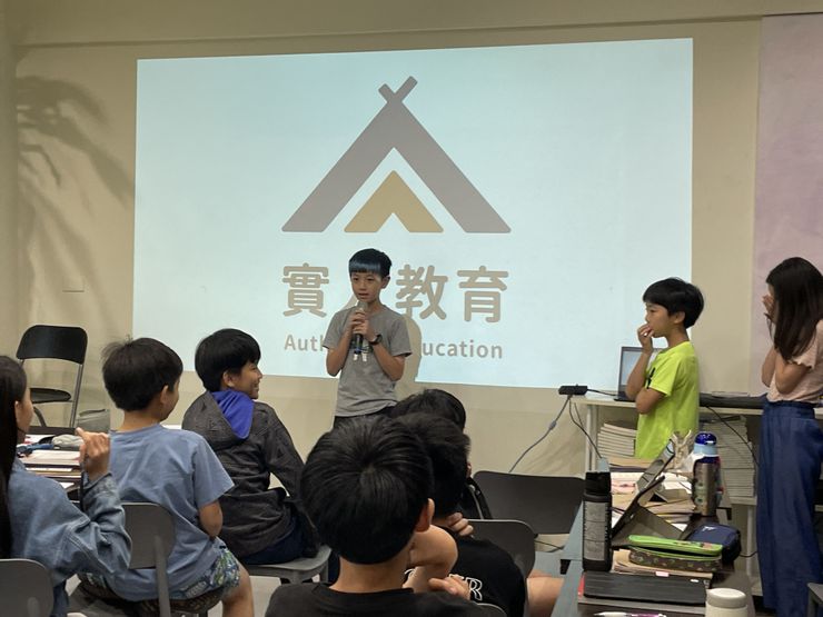 孩子在日語課上模擬簡報