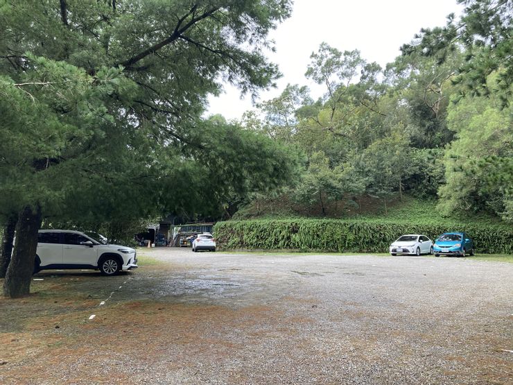 靠近山頂的停車場，下雨天會有點泥濘，需要小心喔！