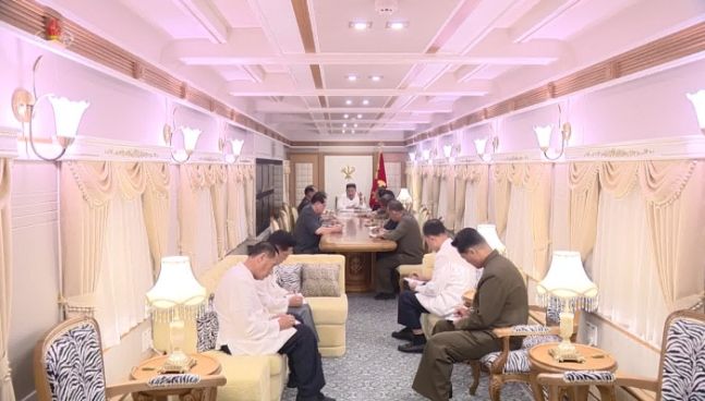 金正恩於私人火車內〈朝鮮中央電台〉