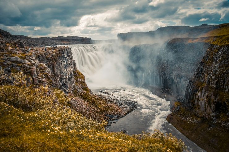 位於冰島北方美麗的Dettifoss，其大水流入深邃的Jökulsárgljúfur峽谷中。