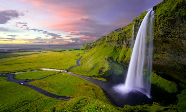 Seljalandsfoss，塞里雅蘭瀑布，高60公尺，位於冰島南部，可由瀑布後方穿越，容後文介紹。