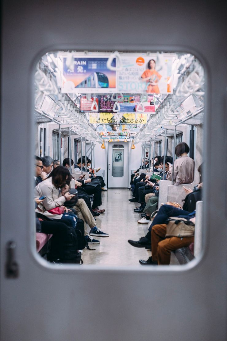 日本地鐵中雖然也設有博愛座，但並不是只有坐博愛座的乘客會讓座。