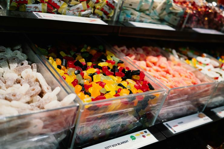 瑞典的星期六糖果店都是自取秤重