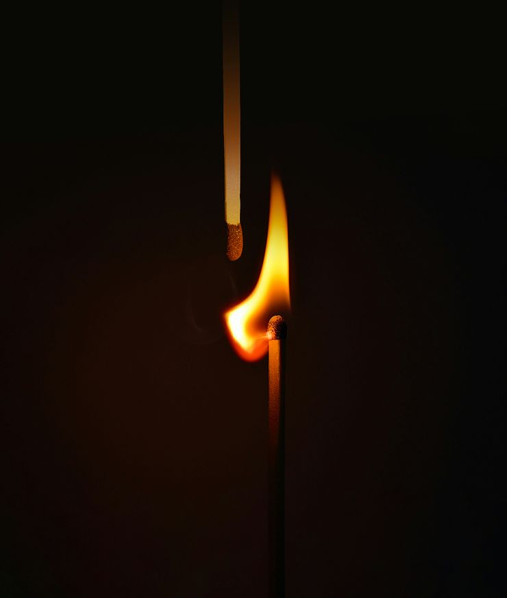 火光是燃燒自己照亮周圍，傳承的是光和溫暖