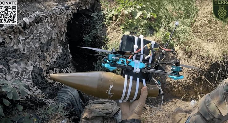 基於第一人稱視角競速無人機改裝的自殺無人機,這種簡單的改動就能讓無人機變成高度靈活的人在迴路控制導引武器,憑藉良好的機動性能夠自由選擇攻擊角度從目標薄弱處進行打擊。在砲彈與飛彈緊缺的烏克蘭,FPV自殺無人機是重要的補充打擊手段。