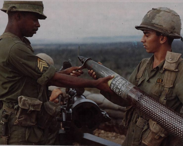 為M40的M581蜂巢反人員彈裝訂引信的美軍,M581內部8個隔間裝填有上千枚金屬鏢,能夠散佈在非常大的範圍,代價是輕質且缺乏穩定的金屬鏢有效射程只有300米