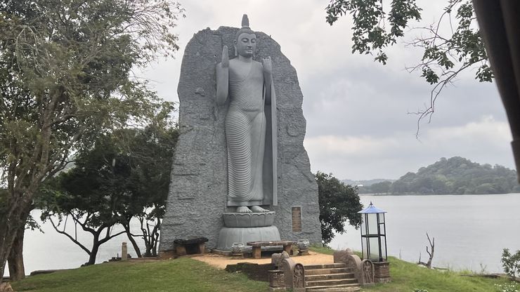 Parakrama Samudra水庫旁阿武卡納佛像複製品