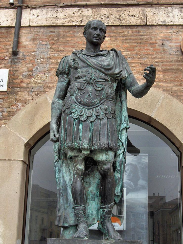 【附圖:Modern bronze statue of Julius Caesar, Rimini, Italy. / 圖片採自 Wikipedia】
