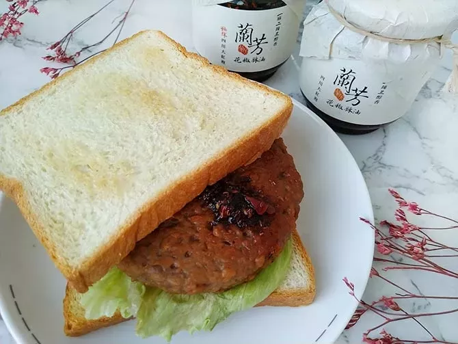 花椒辣油創意吃法-椒香漢堡排三明治