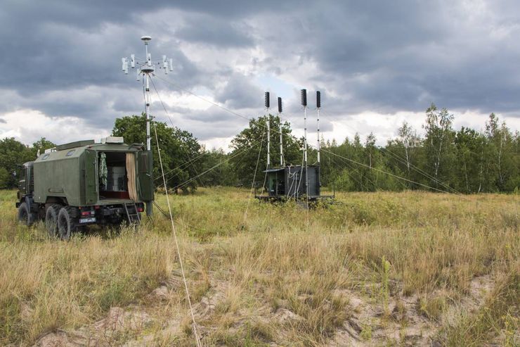 一套完全展開狀態的R-330Zh電戰系統,可以看到多根承載的桅桿和協助穩定的控繩。