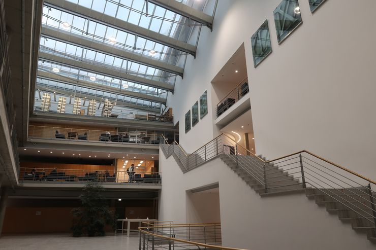 (圖書館入口大廳,此建築設計考量能源需求,可以調節照明)