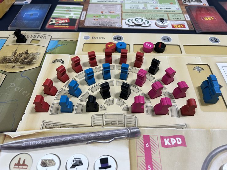 國會可以看到目前各政黨的席次分佈,遊戲一開始應該是按照 1919 年第一次國會選舉來分配,因此最大黨是社民黨(SPD)與中央黨(Zentrum)