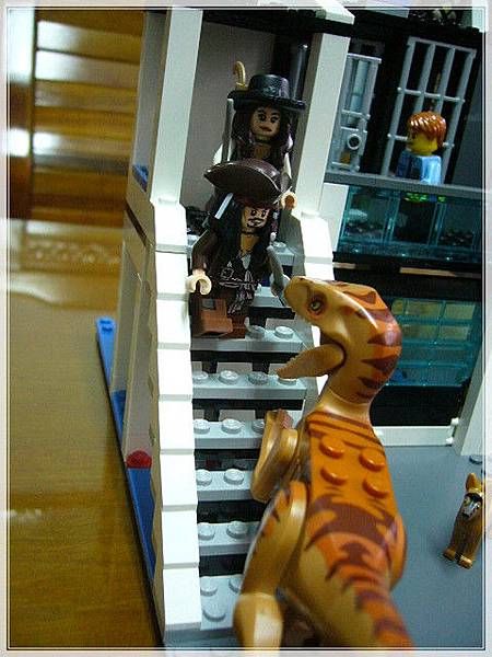 傑克:「我覺得用刀不管用,我的槍呢?」