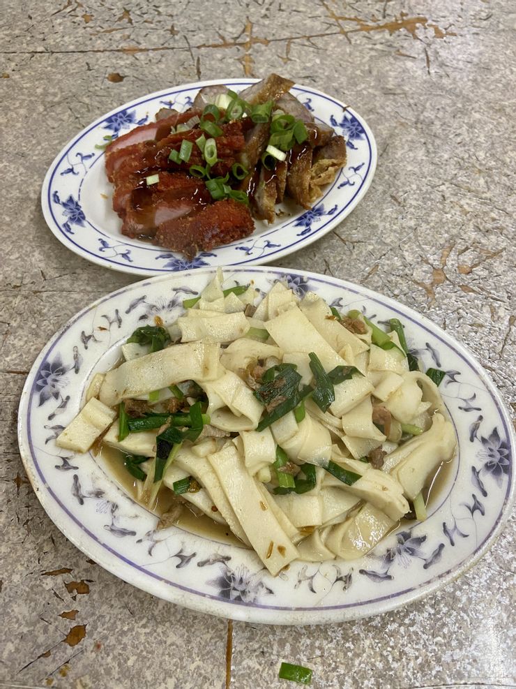 ▲ 粄條小份60元,雞捲40元、紅燒肉50元。經濟實惠的午餐。