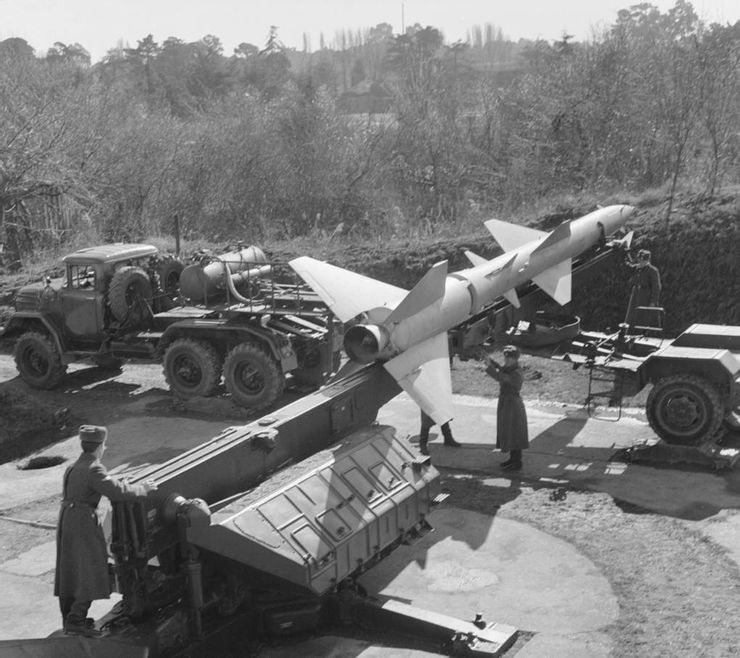 正在裝填到SM-63發射器的SA-2飛彈。發射架和彈體是整套系統最笨重、最難運輸、設置條件最苛刻的部分。發射架運輸狀態下重達12噸,標準流程下從行軍狀態下完成架設需要整整2個小時20分鐘(實際上差不多就是整個陣地設置所需時間),而且發射場地必須平整,坡度不能超過2.5度;而運輸車在越野條件下行軍速度只能達到10公里。