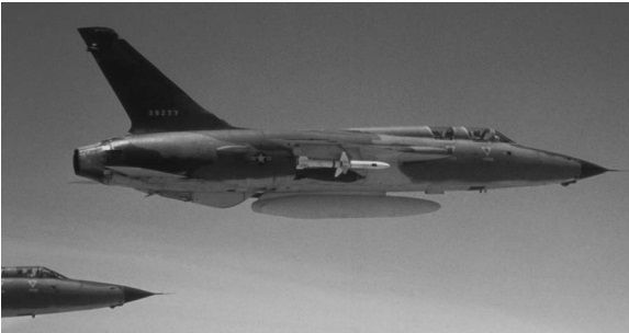 攜帶AGM-45百舌鳥反輻射飛彈的F-105,可以看出AGM-45是相當緊湊小型的飛彈,作為代價,AGM-45裝藥較少且彈速射程都不足,飛抵15公里的最大射程需要大約50秒,因此即便美軍先手發射百舌鳥,SA-2還是有機會趕在百舌鳥摧毀雷達前先一步將美軍戰機擊落再關閉雷達讓百舌鳥落空。