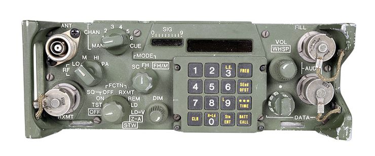 SINCGARS在1988年服役並逐步取代越戰時期服役的AN/PRC-77和AN/VRC-12,功率更大且具備自動跳頻能力,也是國軍37系列無線電的仿製對象。這一型無線電在波斯灣戰爭期間展現出良好的抗干擾能力,在一次戰後聽證會美軍發言人宣稱當時輕裝甲步兵營所有無線電都被干擾過,唯獨SINCGARS完全沒有。然而SINCGARS的全面換裝因資金而延遲,在1990年8月時海軍陸戰隊僅有第一輕裝甲步兵營裝備上。