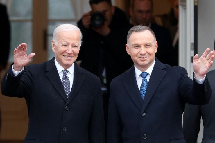 美國總統拜登（左）2023年2月21日會晤波蘭總統杜達（Andrzej Duda，右）。（Reuters）