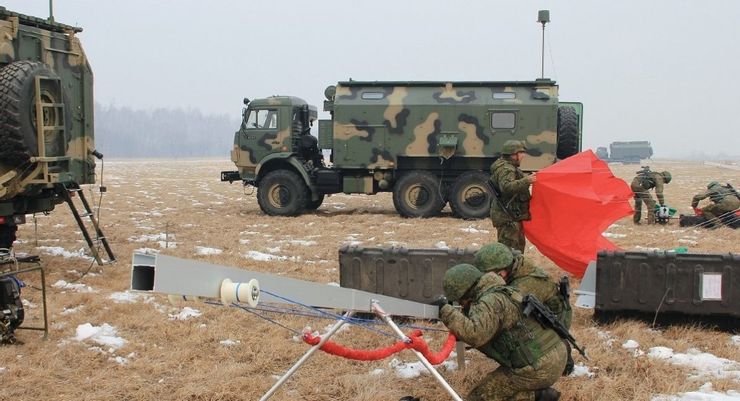 俄軍的RB-341V里爾-3,工作頻率在935-1785MHz,主要用於對使用手機、GSM 900或GSM 1800的用戶進行追蹤和定位,隨後進行干擾或發送資訊,因此也具備心理作戰(PSYOP)的能力。該系統可和攜帶電子戰模塊的鷹(Orlan)-10無人機搭配使用,通過後者提升運作範圍;雖然做為小型無人機,鷹-10只能攜帶功率10W的干擾器,但最遠120公里的作戰半徑和最大150公里的速度可以很好的彌補車載電戰設備有效距離受地形與地平線限制的問題。影像中的俄軍士兵便是在架設鷹-10無人機的發射滑軌。