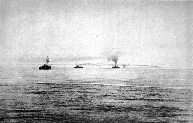 1894年9月17日,日軍隨艦攝影師從西京丸號拍攝到的海戰場景,遠處的北洋水師軍艦已經起火。