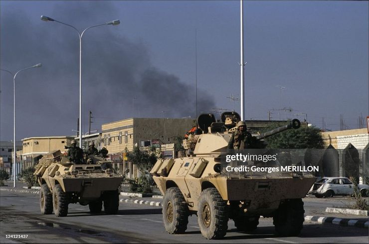 一支V-150車隊,帶頭的裝備有36倍徑卡利科Mk III 90毫米火炮,除3人車組外還可攜帶4名步兵,戰鬥全重增長到9.888噸,砲塔觀測設備與探照燈採用與20毫米支援型一致的配置。這門火砲通過大型制退器、較低的膛壓(294 MPa)與較長的後座行程(50公分),換來即便是4輪輕型車輛也能搭載的適裝性,發射高爆彈時也能夠威脅第二代主戰戰車 - 當然,由於缺乏穩定器、夜視設備和先進火控的搭配,火炮初速較低(使用NR 478高爆彈時僅有900米/秒),使用低效的雙人砲塔且砲塔待發彈只有8發(餘下31發存放於拿取不便的車體),在與真正的戰車對抗時還是比較吃虧。