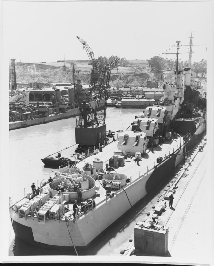 1944年4月9日,聖地牙哥號在加利福尼亞州馬雷島海軍造船廠進行大修,可以看到聖地牙哥的5/38門炮架,40毫米四防空機槍架,以及她的扇尾上的深度裝藥,照片來自美國船舶收藏局、國家檔案館。