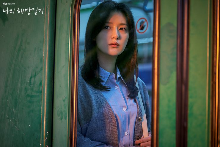 《我的出走日記》金智媛詮釋內向、常常面無表情,連生氣都需要勇氣的「廉美貞」;也是許多日復一日、疲憊不堪的上班族心理部分縮影。