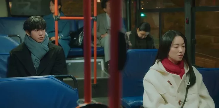 時憲在公車上遇見俊熙，公車正放這首歌曲/圖片來源：Netflix